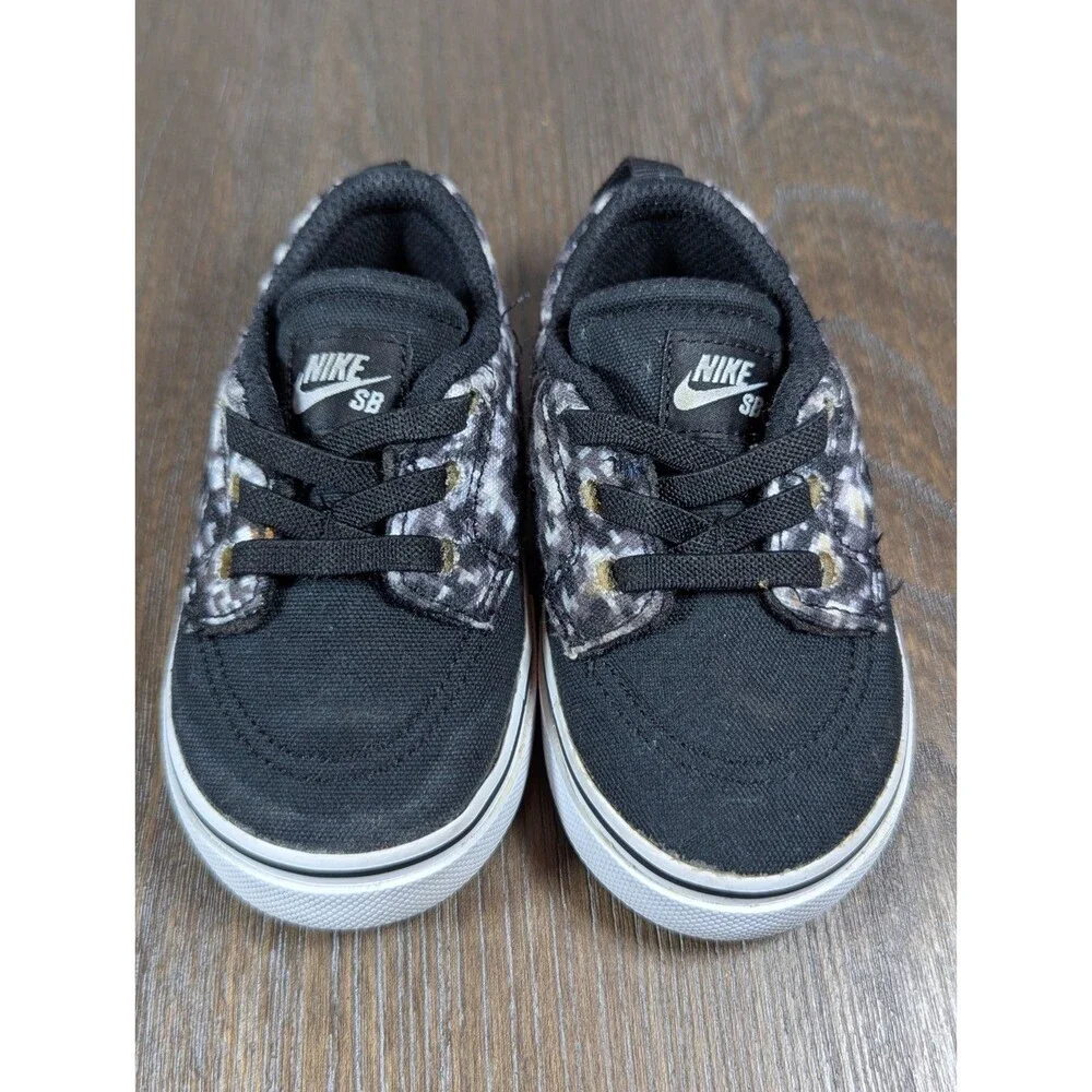 NIKE Baby Shoes Sneakers Size 5C 743185-002 Black White Elastic Lace